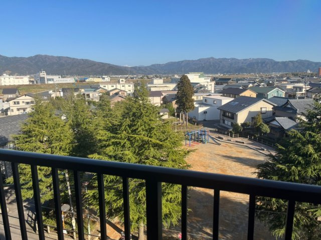 アーク福井の展望|バルコニーからの眺望。目の前は下馬公園で緑が望めます。また山々も綺麗に望めてとても気も気持ちの良い風景ですね。落ち着きます！