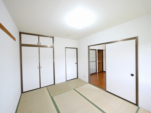 ヴィラージュ島田の寝室|開放的な寝室です
