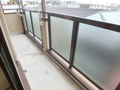 【バルコニー】 | メゾンおかもと | 落ち着いた時間を過ごせるバルコニーです