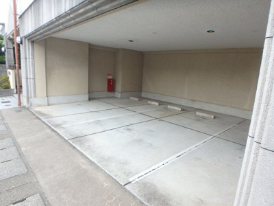 【駐車場】 | メゾンおかもと | 屋根付きの駐車場です。