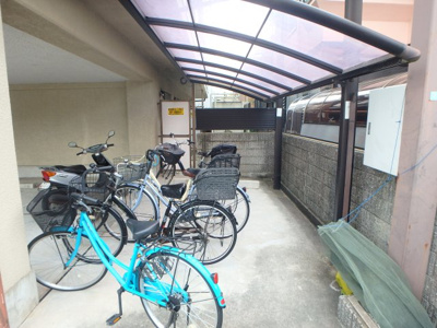 【その他共用部分】 | メゾンおかもと | 屋根付きの駐輪場です。