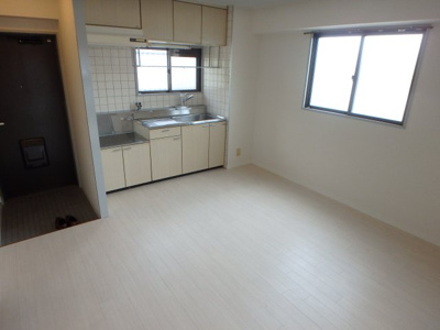 【居間・リビング】 | メゾンおかもと | ゆったり過ごせる居間です