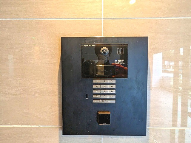 リビオメゾン上野入谷のエントランス|タッチキーのTVモニター付きオートロックセキュリティです