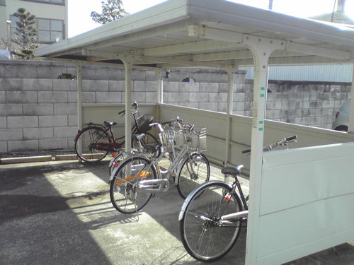 CASTLE COURTのその他共用部分|屋根付きの駐輪場があります