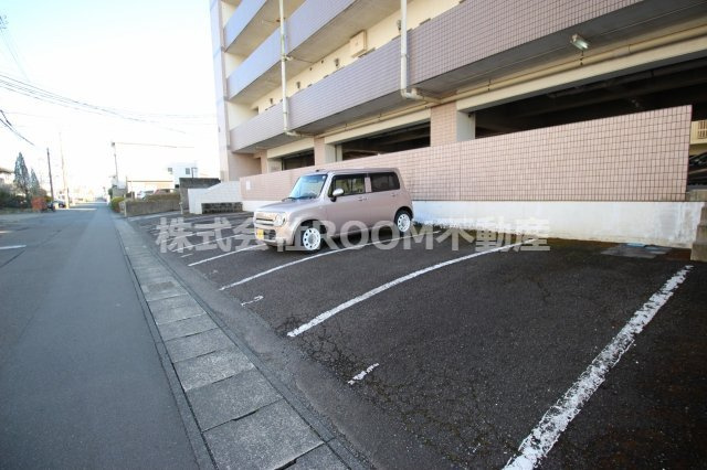 第8年見マンションの駐車場|車をお持ちの方に嬉しい駐車場付きの物件です