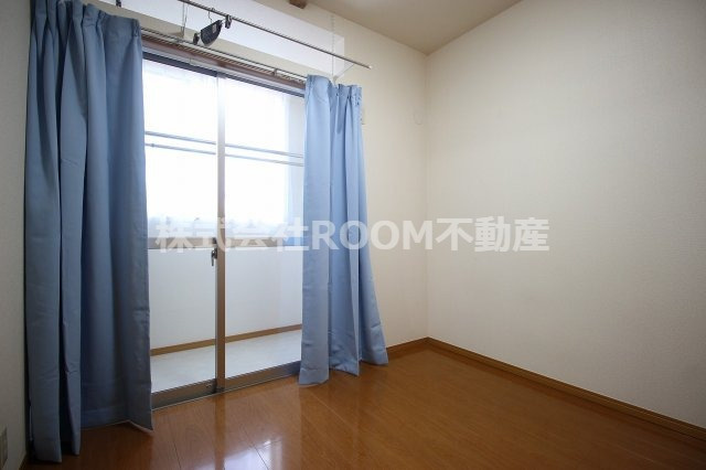 ソレイユ高木の寝室|広くて明るい寝室