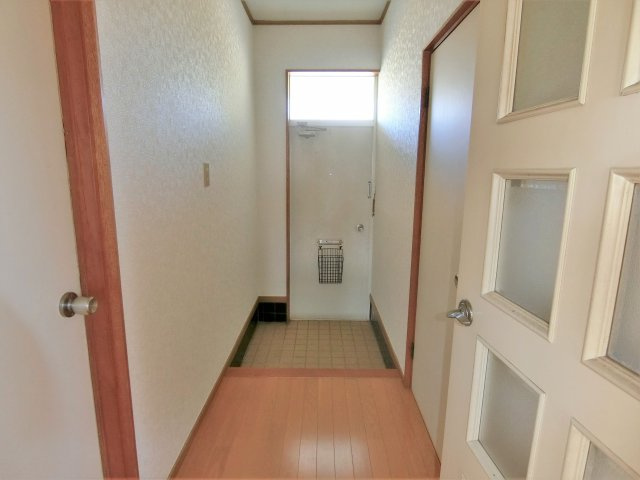 粟生野2670貸家の玄関