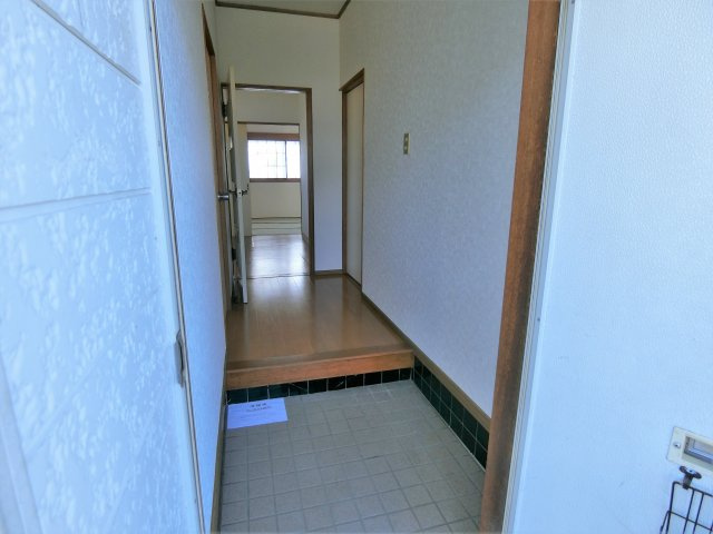 粟生野2670貸家の玄関