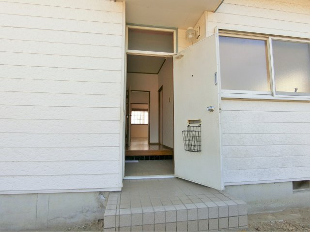 粟生野2670貸家の玄関