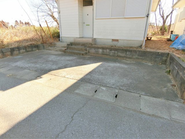 粟生野2670貸家の駐車場