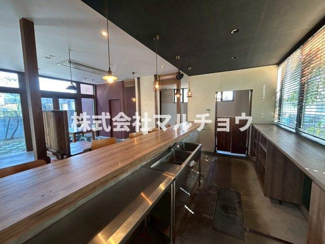 下万呂店舗の内装|明るい色調の室内です