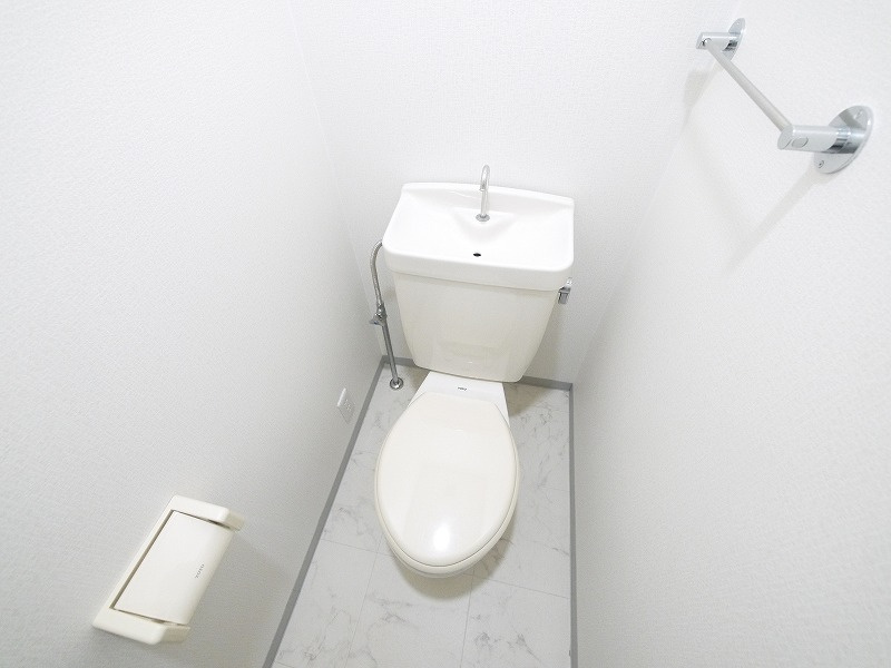 エステートピアドミールのトイレ|落ち着いた色調のトイレです