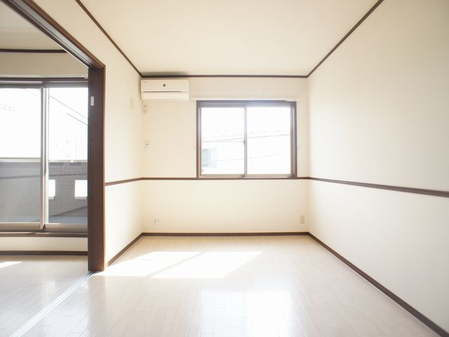 【居間・リビング】 | グリーンガーデンⅡ | 快適に過ごせるエアコンが付いています♪