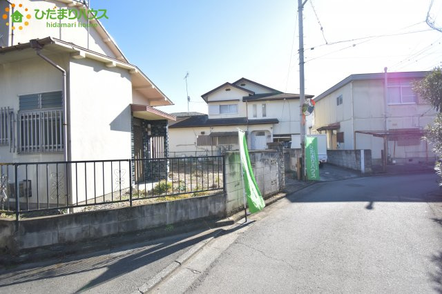 川島町中山　中古一戸建ての前面道路含む現地写真