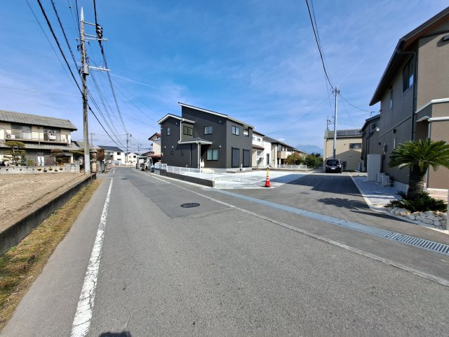 新築　渋川市八木原第1　1号棟の前面道路含む現地写真|南側接道幅員約5ｍ　西側接道幅員約4.9ｍ	