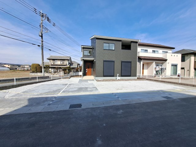 新築　渋川市八木原第1　1号棟の駐車場|現地写真　駐車スペースは建物北側に並列4台分可能です！					
