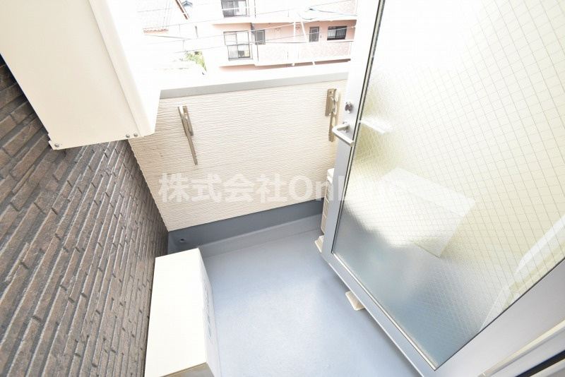東大阪市荒川２丁目のアパートのバルコニー