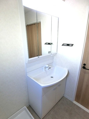 【洗面所】 | アルプハイツ梶ヶ谷 | 角度の変えられる3面鏡付きの洗髪洗面化粧台です♪朝のバタバタに大活躍！お化粧する時にも便利☆