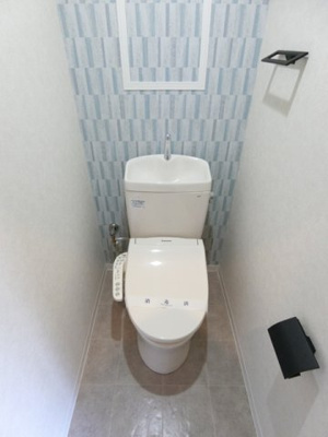 【トイレ】 | アルプハイツ梶ヶ谷 | トイレは温水洗浄便座付き♪人気のバストイレ別です♪横にはタオルを掛けられるハンガーもあります♪壁紙はオシャレなデザインクロス☆