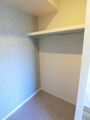 【収納】 | アルプハイツ梶ヶ谷 | 洋室4.1帖のお部屋にあるウォークインクローゼットです♪たっぷり収納できてお洋服や荷物が多くてもお部屋すっきり☆