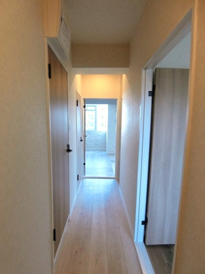 【玄関】 | アルプハイツ梶ヶ谷 | 玄関から室内への景観です！右手に洋室4.1帖、左手に洗面所・浴室、正面にリビングダイニングキッチンがあります★