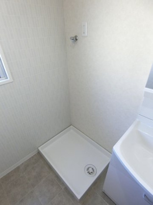【設備】 | アルプハイツ梶ヶ谷 | 洗面所内、洗髪洗面化粧台横にある室内洗濯機置き場です♪防水パンが付いているので万が一の漏水にも安心です！
