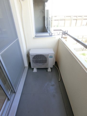 【バルコニー】 | アルプハイツ梶ヶ谷 | バルコニーは東向き！すがすがしい朝日がお部屋に入ってきます☆気分転換をするにも最適です☆