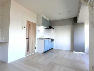 【居間・リビング】 | アルプハイツ梶ヶ谷 | 東向きリビングダイニングキッチン10.6帖☆バルコニー側からの眺めです！椅子とテーブルを囲んで家族団欒の時間を過ごせます♪