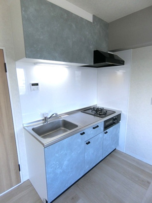 【キッチン】 | アルプハイツ梶ヶ谷 | 淡い青を基調としたシステムキッチンです！場所を取るお鍋やお皿もすっきり収納できます♪