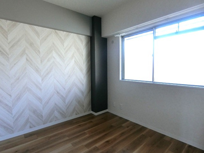 【洋室】 | アルプハイツ梶ヶ谷 | 洋室4.1帖☆玄関側にあるお部屋です！ベッドを置いて寝室にするのもオススメです☆オシャレなアクセントクロスが魅力的なお部屋です☆