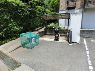 【その他共用部分】 | 屋根付きの駐輪場があるので雨が降っても安心です☆自転車はちょっとした移動手段に便利ですよね！敷地内ごみ置き場も完備しています◎