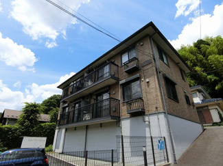 【外観】 | 小田急多摩線「五月台」駅まで徒歩7分！1フロア2住戸の2階建てアパートです♪通勤通学はもちろん、お買い物やお出かけにもGood☆