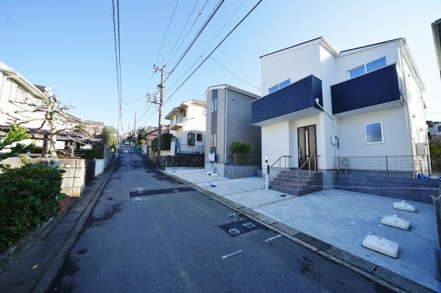 【旭区万騎が原74-9新築戸建て１号棟】（万騎が原丘小学校・万騎が原中学校）の前面道路含む現地写真