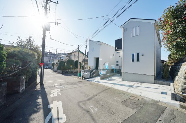【横浜市旭区万騎が原95-5新築戸建て１号棟】（万騎が原丘小学校・万騎が原中学校）の前面道路含む現地写真