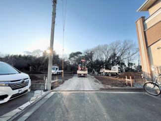 【前面道路含む現地写真】 | 本物件入口
