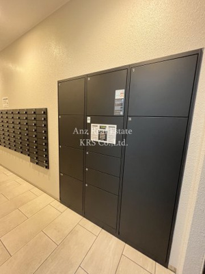 【その他共用部分】 | エスプレイスOSAKAベイシティ | 大切な荷物をお預かり！宅配ボックスが設置されています！