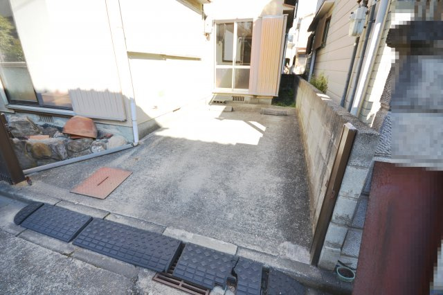 岸和田市春木泉町　中古戸建ての駐車場
