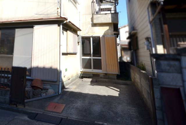 岸和田市春木泉町　中古戸建ての駐車場|大切なお車を守る門扉付き