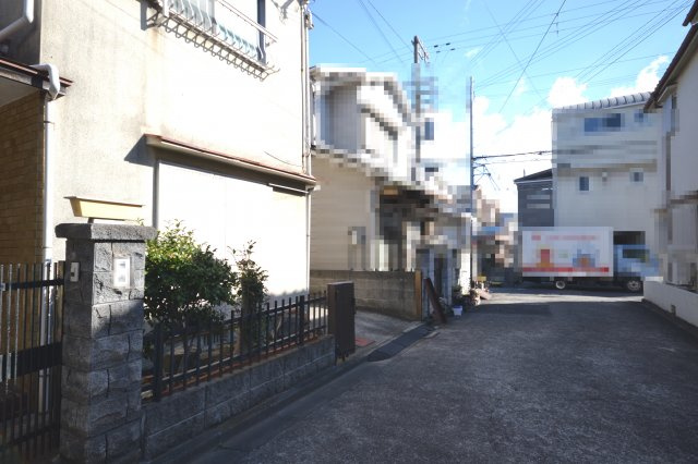 岸和田市春木泉町　中古戸建ての前面道路含む現地写真