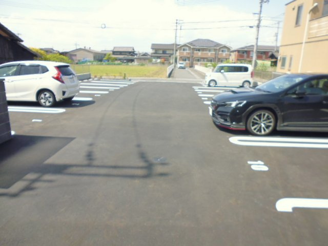 シャーメゾンクレーネの駐車場
