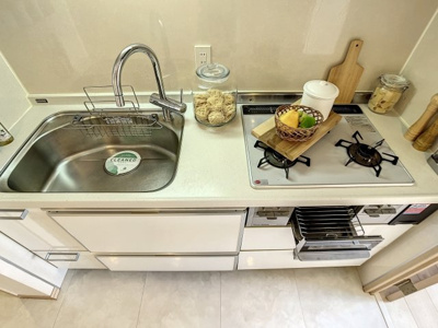 【キッチン】 | ヌフエタージュ | システムキッチン（3口ガスコンロ・グリル付）※画像はイメージです(家具や小物は設備ではありません)