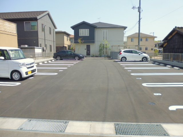 シャーメゾンクレーネの駐車場