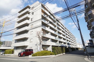 【外観】 | ロイヤルクリスタル井口（リノベ済） | 【耐震性】
耐震性の高さを判断するポイントは、
建築確認申請日が1981年6月1日以降の
新耐震基準に適合しているかどうか。
震度６程度の大地震でも
建物が崩壊しないレベルが基準になりました。