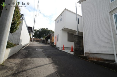 【前面道路含む現地写真】 | 海老名市杉久保南2丁目　新築戸建て　全１棟　【仲介手数料無料】