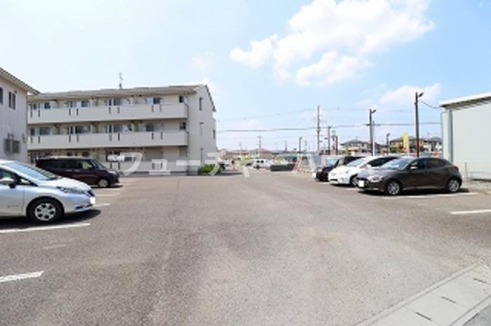 レジュウィールの駐車場