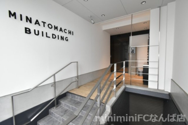 湊町ビルのエントランス