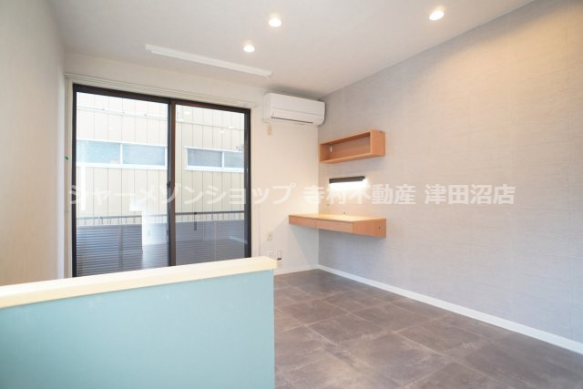 ジュネス山手の洋室