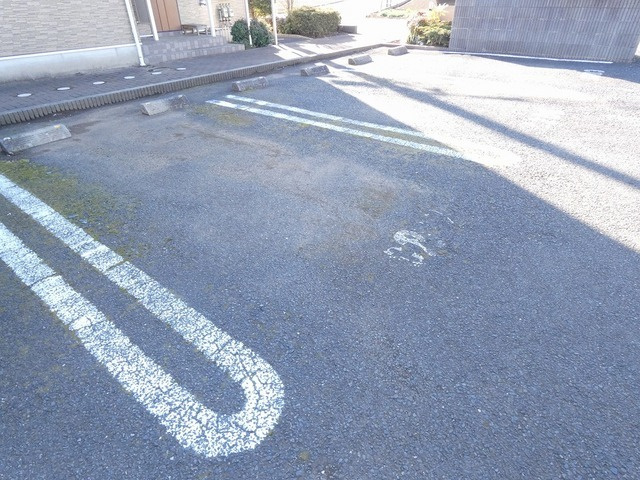 ネオサンリットＢの駐車場