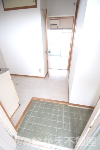 【玄関】 | 収納もある玄関です