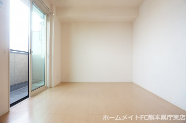 熊本市東区小峯２丁目のアパートの居間・リビング